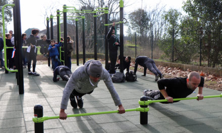 Une aire de sport pour pratiquer le fitness en extérieur