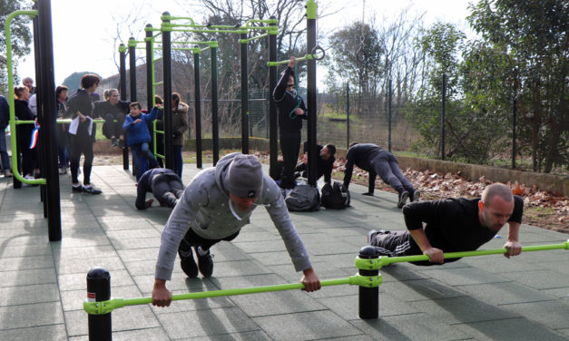 Une aire de sport pour pratiquer le fitness en extérieur