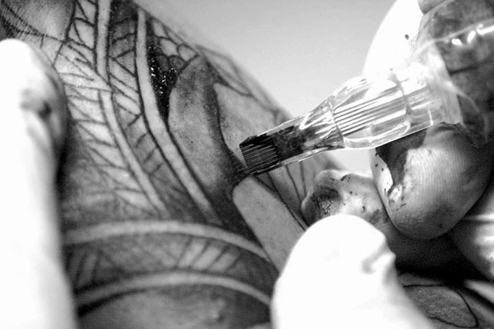 Coup d’œil sur l’Artiste Tatoueur de Guéco Tattoo à Vauvert