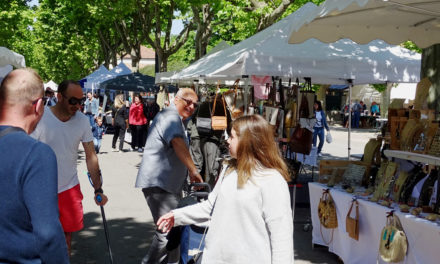 Un marché artisanal coloré et ensoleillé