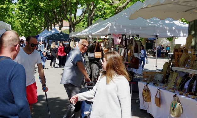 Un marché artisanal coloré et ensoleillé