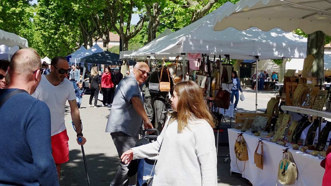 Un marché artisanal coloré et ensoleillé