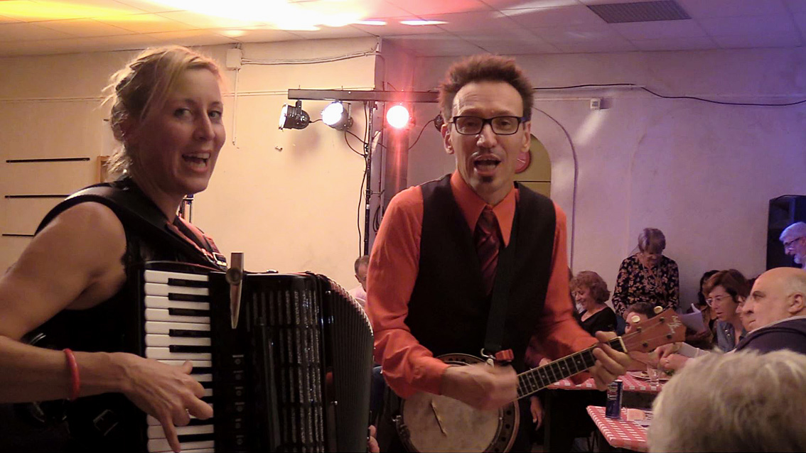 Un Café – Chantant plein d’entrain