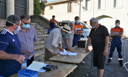 Distribution des masques de protection aux habitants de Beauvoisin Franquevaux.