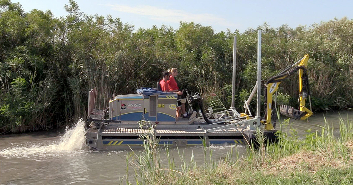 Une machine amphibie pour entretenir les marais