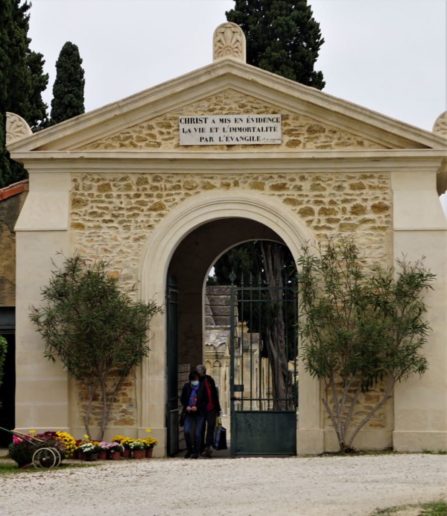 Entrée principale, ancienne porte Protestante
