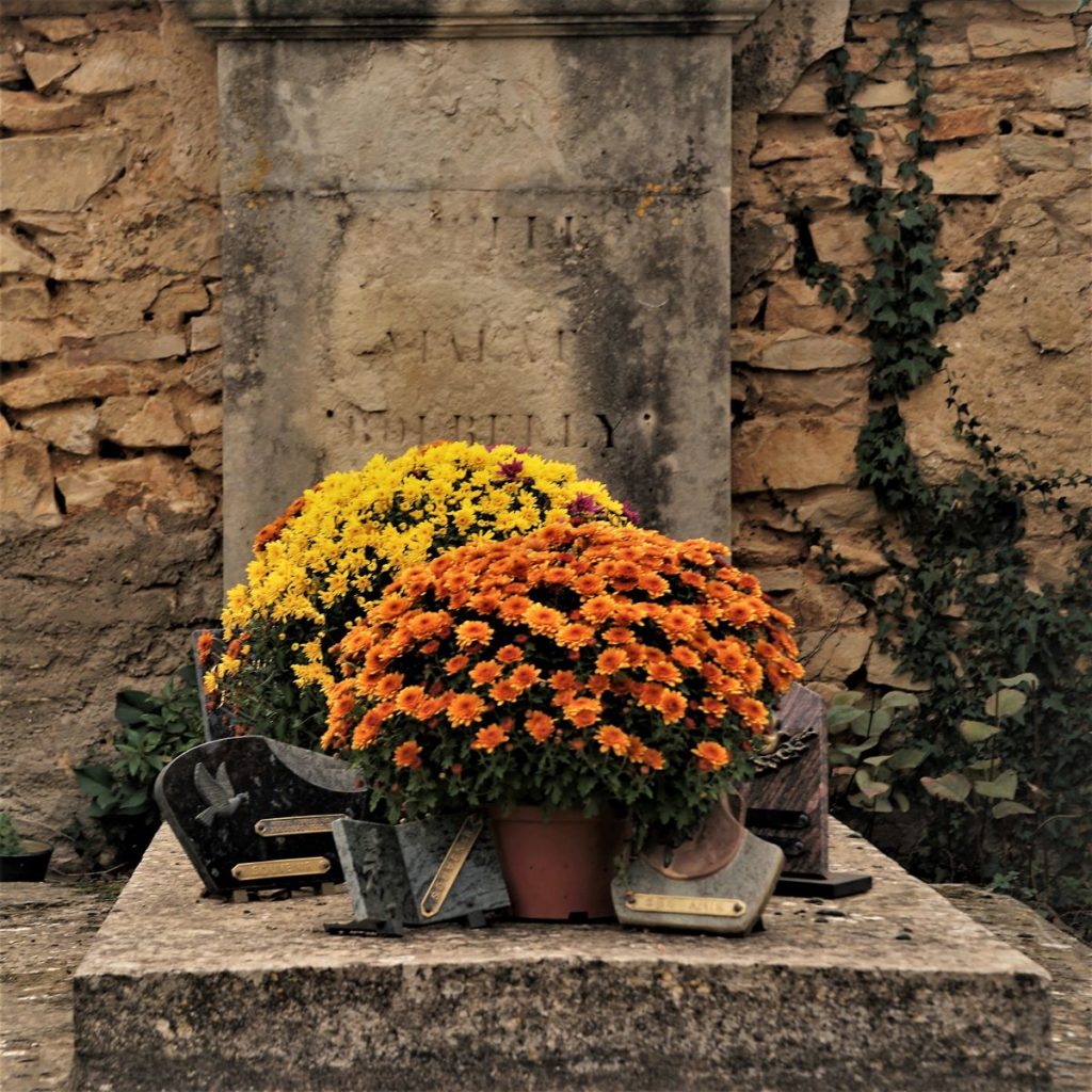Fleurir une tombe