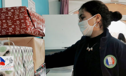 Collégiens et commerçants collectent les boites de Noël du Secours populaire