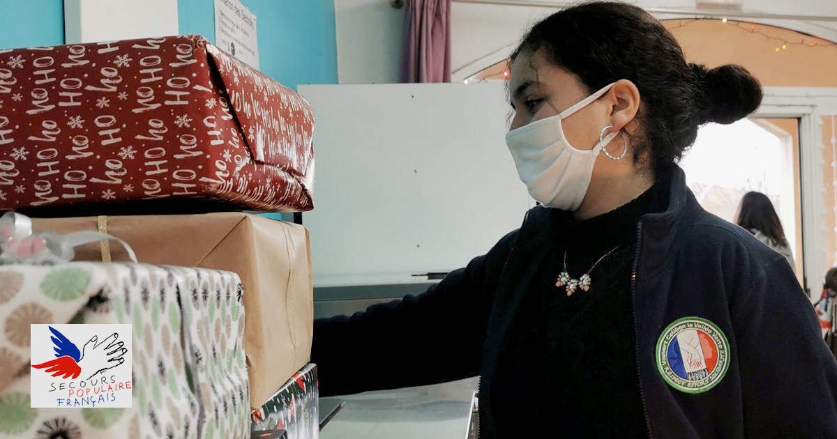 Collégiens et commerçants collectent les boites de Noël du Secours populaire