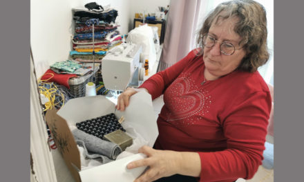 La couturière Murielle Messing confectionne des coffrets cadeaux