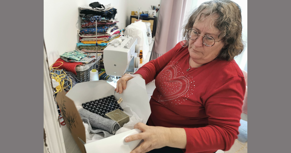La couturière Murielle Messing confectionne des coffrets cadeaux