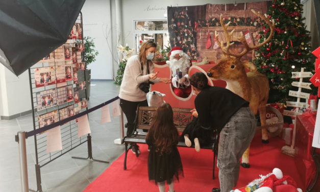 Le père Noël attend les enfants dans la galerie d’Intermarché