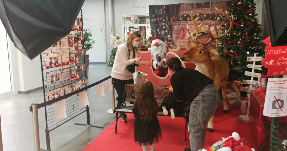 Le père Noël attend les enfants dans la galerie d’Intermarché