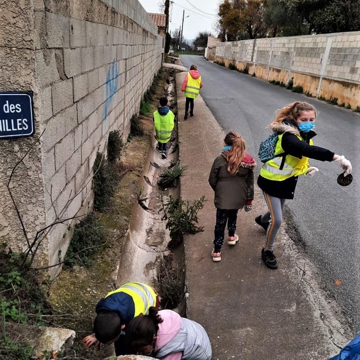 collecte des déchets par les enfants