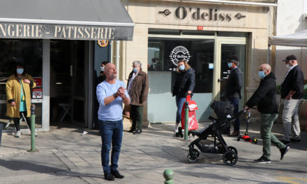 PAROLES ET MUSIQUE : Kikou et Billy déambulent sur le marché de Vauvert