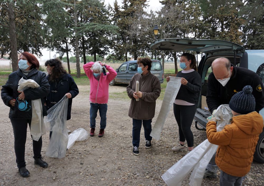 Distribution des sacs poubelles.