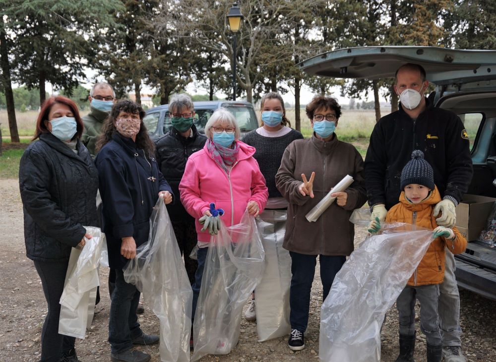 Distribution des sacs poubelles.
