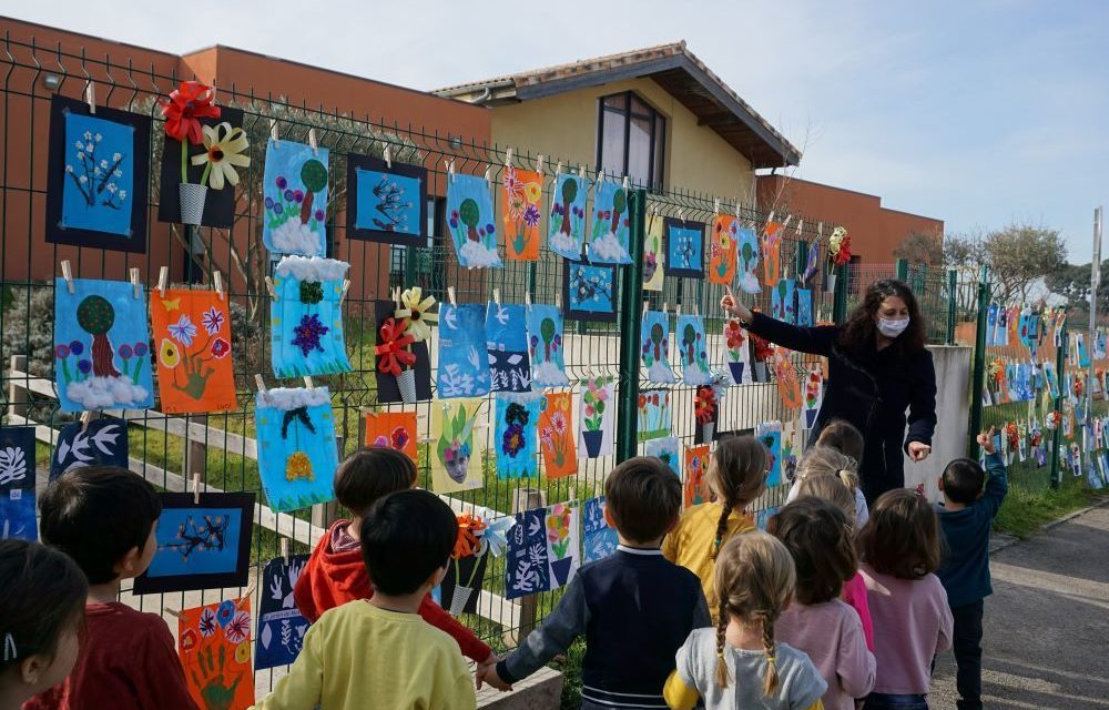 la Grande lessive artistique de la crèche et de l’école maternelle