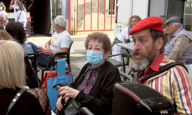Clément Baudry anime le marché de Vauvert