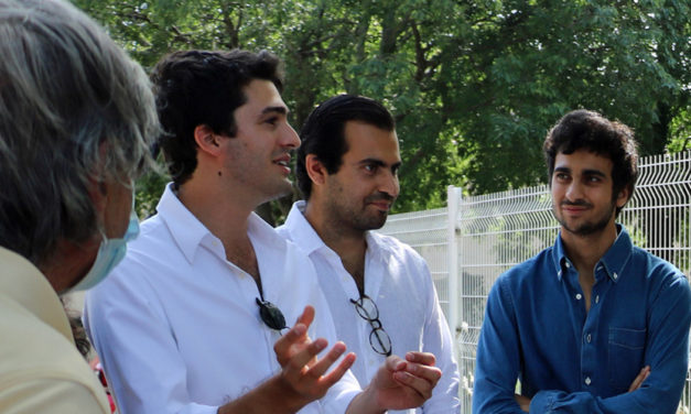 Un descendant du fondateur de l’école juive de Posquières vient se recueillir devant la stèle de ses ancêtres