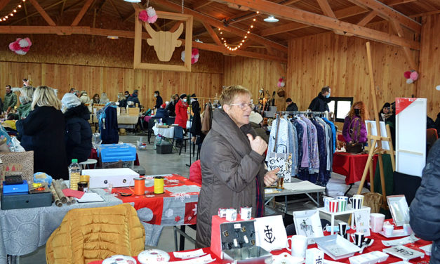 Le marché de la manade Agnel a rassemblé du monde