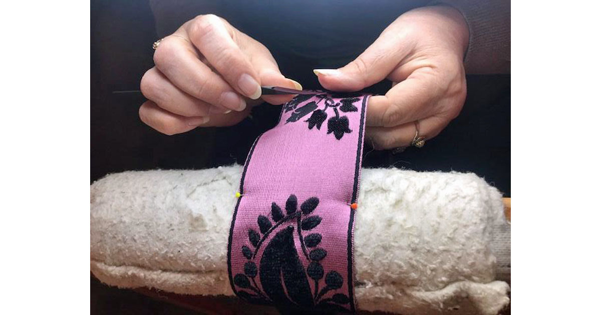 À Générac, la sabreuse de rubans perpétue un savoir centenaire