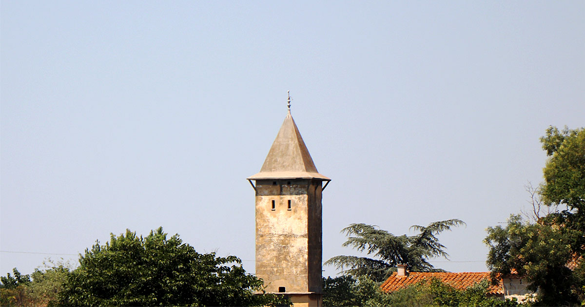 Le colombier du mas de La Tour, point de repère pour les pèlerins et les randonneurs